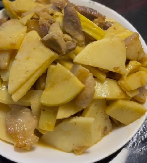 Stir-fried meat with bamboo shoots