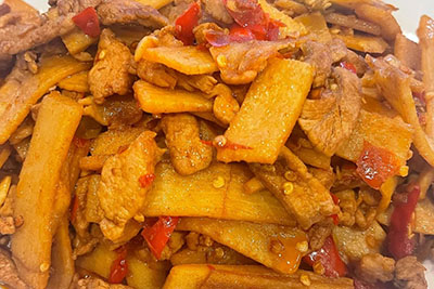 What are some popular ways to cook canned bamboo shoots?